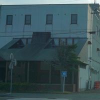 写真が暗く不鮮明ですが、正面玄関です。右がＰ