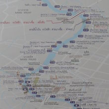 チャオプラヤー川を、南北に結ぶボートの船着場が多数あります。