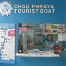 観光用のツーリストボートの乗船券売り場です。やや高額です。