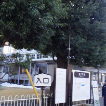 施設の入り口