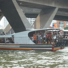 チャオプラヤー川を行き来する黄色旗のエクスプレスボートです。