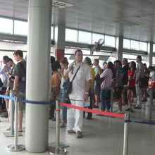 多くの利用客が、エクスプレスボートの出港を待っています。