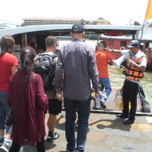 チャオプラヤー川のエクスプレスボートへの乗船時の様子です。