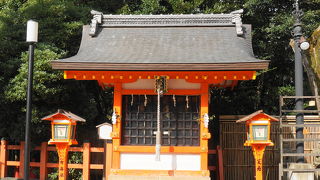 朱色の美しいお社