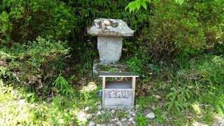 ここで伏し拝んだ