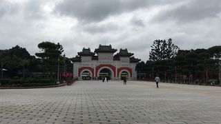 市内からはタクシーで行く