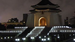 ほんのりとライトアップされています