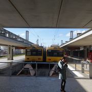 通常の列車の駅と，メトロの駅があります。トラムの駅もあります。