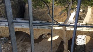 シティゲートの横にある高い城壁と入り組んだ堀