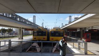通常の列車の駅と，メトロの駅があります。トラムの駅もあります。