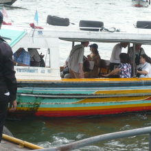 乗客が、ターチャンの船着場の桟橋からボートに、乗り込みます。