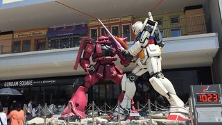 ガンダムのオブジェが目を引く