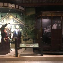 並んでる途中の歴史展示物