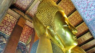 涅槃の釈迦像を見に　ワット・ポーへ