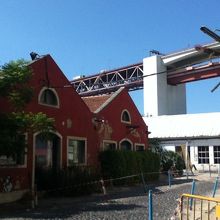 橋の橋脚付近（LX Factory）