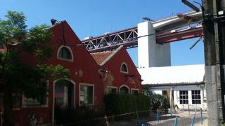 綺麗な赤い吊り橋