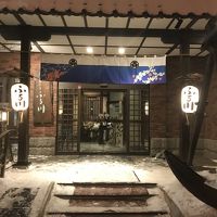 玄関は和風の造り