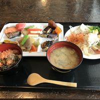 レストランの食事には北海道の食材がふんだんに使われている