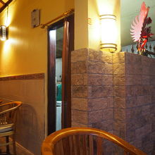 出入り口の向こうが調理場