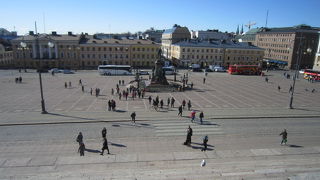 ヘルシンキ大聖堂を見上げる広場