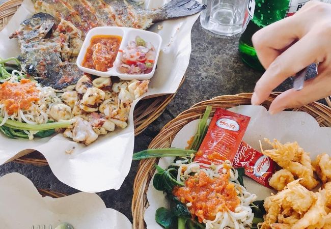 【ワルンアンピビア】サヌールのビーチでもイカンバカール食べれます