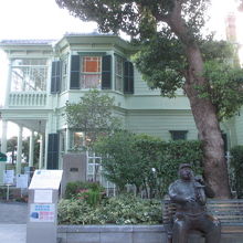 座っているのは銅像です