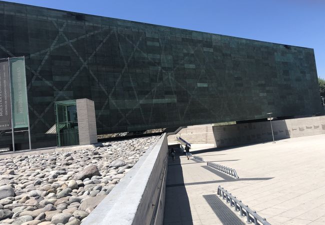 建物はガラス張りでおしゃれだが