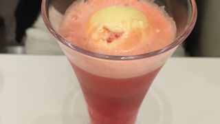 イチゴのクリームソーダ