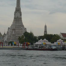 チャオプラヤー川における観光は、バンコクの大きな魅力です。