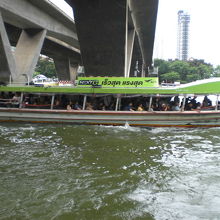 チャオプラヤー川のツーリストボートは、バンコク観光の目玉です