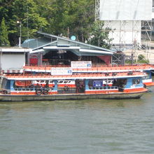 チャオプラヤー川の渡し船は、バンコク市民の生活の一部です。
