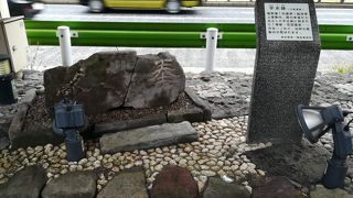 なんと歩道橋の下にありました