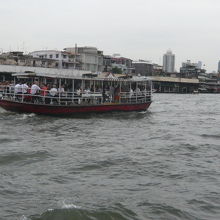 チャオプラヤ川の渡し船は、複数で運行されるので、直ぐ乗れます
