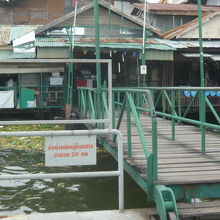 多くの観光客が利用するチャオプラヤ川の渡し船の桟橋通路です。