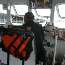 ワットアルンへのチャオプラヤ川の渡し船のベテラン船頭です。