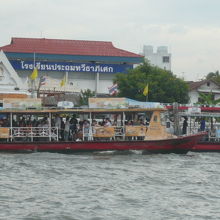 ワットアルンには、多くの観光客がチャオプラヤ川の渡し船を利用