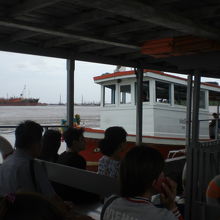 住民の多くが、チャオプラヤ川の渡し船を、往復利用しています。