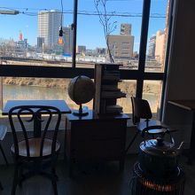 元荒川が見えるKnock coffee 店内