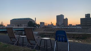 元荒川沿いにお洒落カフェのKnock coffee があり、2階から川を見渡せます。