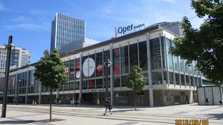 斬新な建物の歌劇場