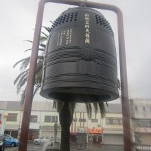 駅前にある「飛龍の鐘」のレプリカの様子