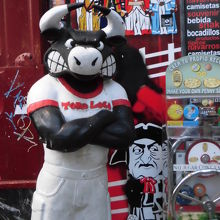 牛追いグッズの店が沢山あります。