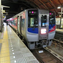 高知駅で発射を待つ特急あしずり