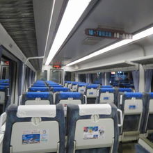 青いカバーが掛けてあるシートが指定席、白が自由席