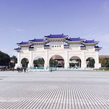 入り口前の広場