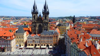 塔の上からの広場とティーン教会の風景はプラハの定番撮影スポット
