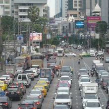 反対側の方向を見ても、交通渋滞です。朝方の慢性的な渋滞です。