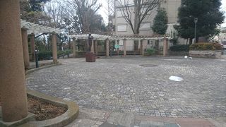 現代的なデザインの落ち着いた雰囲気の公園です