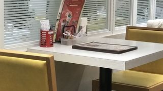 明るくおしゃれな店内