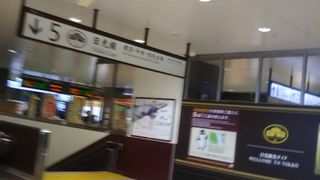 JR の宇都宮駅から日光に向かう地方のローカル路線